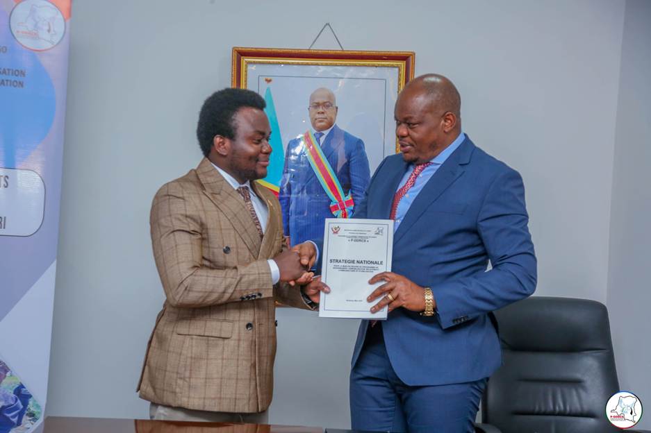 KINSHASA :  SA MAJESTE ROMAIN LENGE RUGAZA, « MWAMI » DE LA CHEFFERIE DE BAVIRA REAFFIRME SON ENGAGEMENT A ACCOMPAGNER, SANS RESERVE, LA MISE EN ŒUVRE EFFECTIVE DU P-DDRCS.
