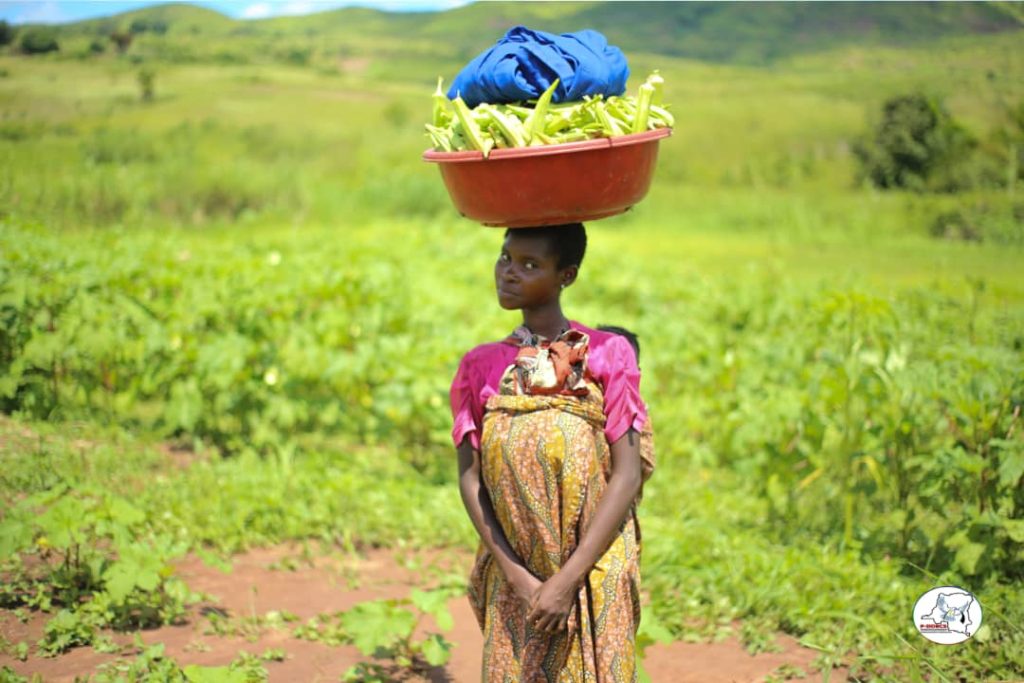Photo du jour : Une femme beneficiaire du projet de réinsertion du P-DDRCS a mulange au tanganyika